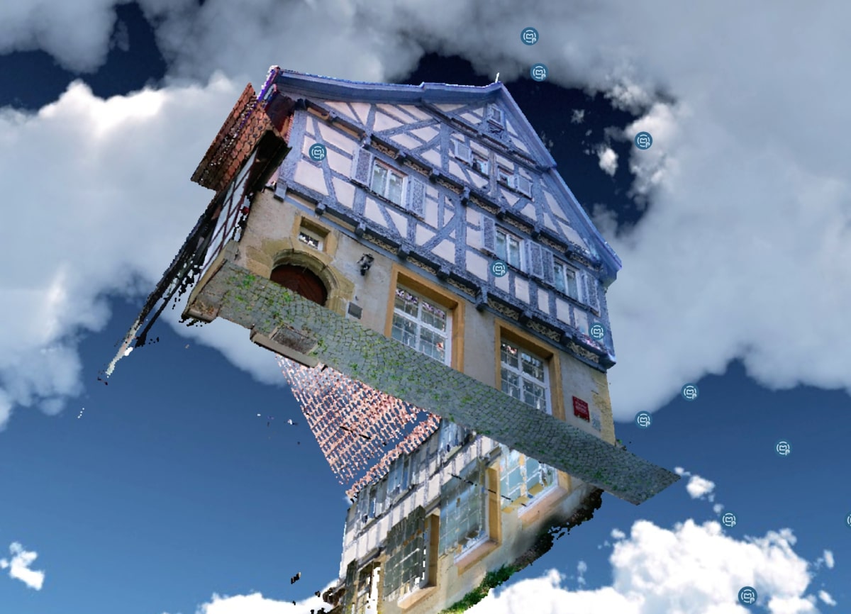 Ein schwebendes, verzerrtes Fachwerkhaus vor bewölktem Himmel in 3D-Darstellung.