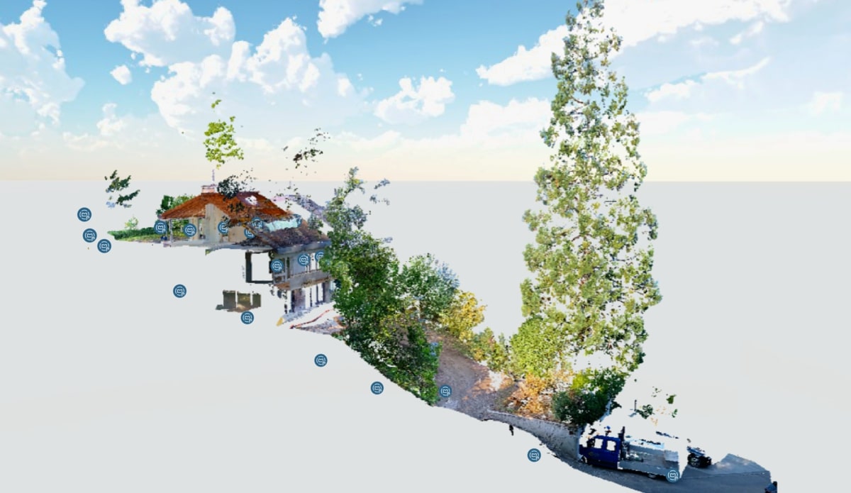 3D-Modell eines Hauses in einer bewaldeten Umgebung mit einem weißen Lieferwagen.