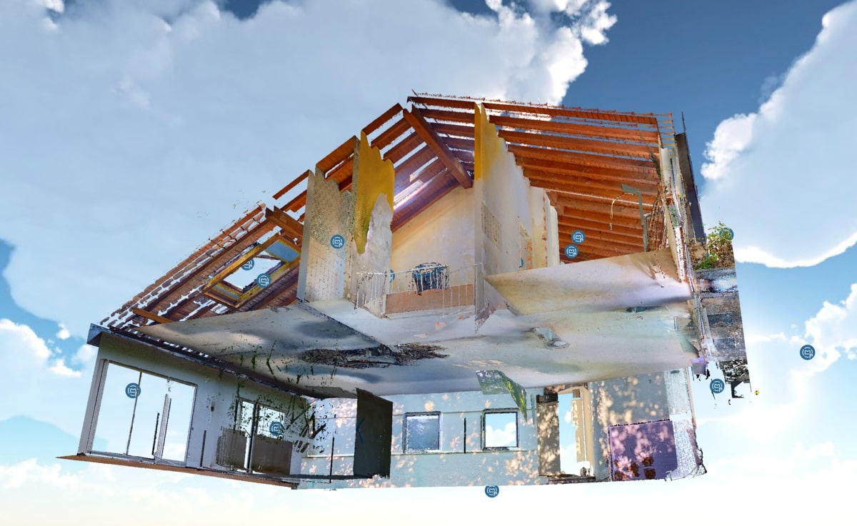 Ein digitalisiertes, farbenfrohes 3D-Modell eines Hauses schwebt im himmel.