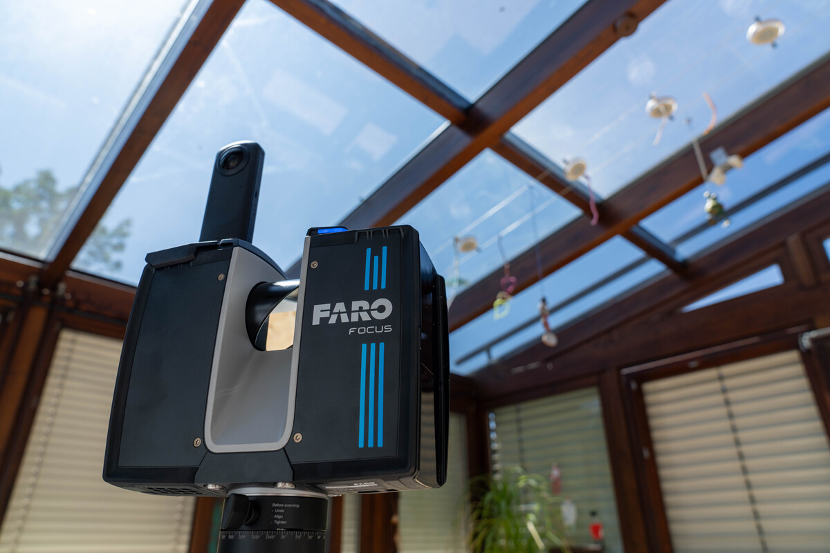 Ein FARO Focus Scanner in einem lichtdurchfluteten Raum mit Pflanzen.
