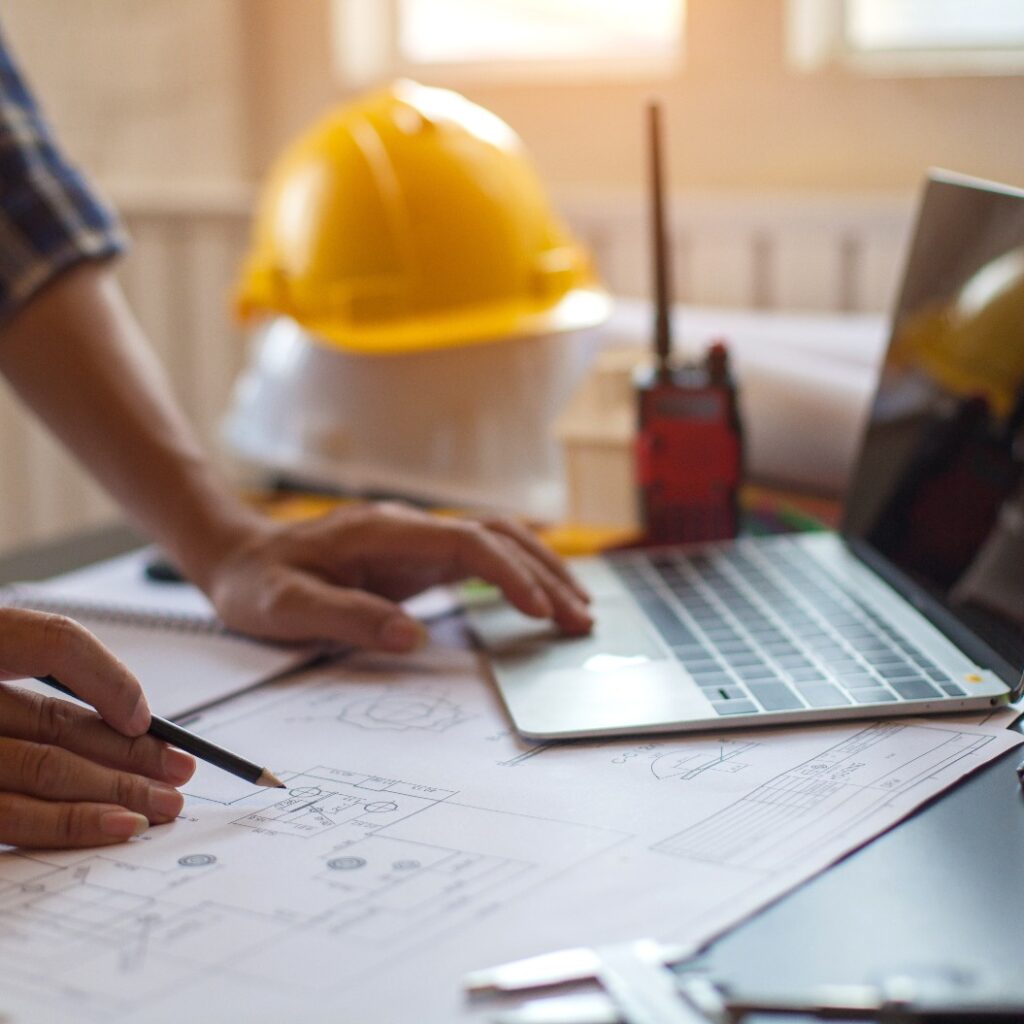 Entwurfsarchitekt und Schreibtisch für ein architektonisches Projekt in construct