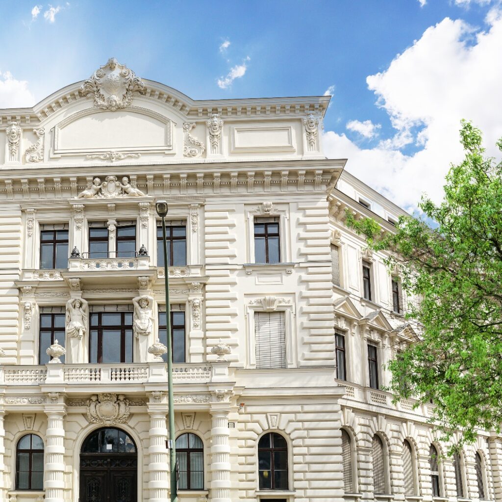 Fassade einer klassischen Villa in der Stadt, altes Gebäude mit neuer Fassade nach der Renovierung