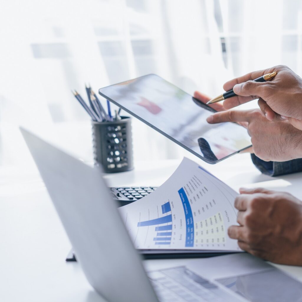 Mit Tablet-PC, Berater zwischen Buchhalter und Buchhaltung l