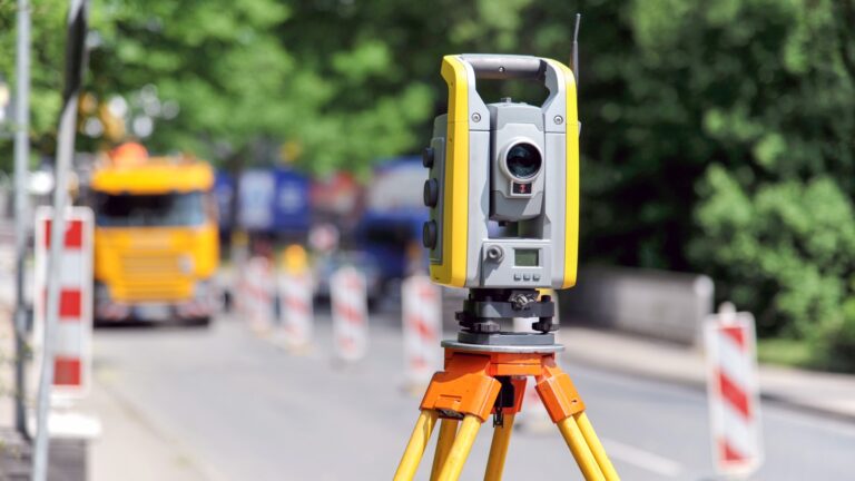 Vermessungsinstrument an einer Baustelle